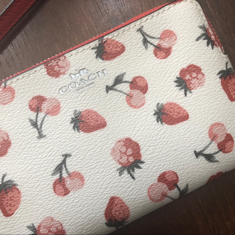 ❗️SOLD❗️COACH corner zip wristlet wallet berries - Picture 2 of 8
